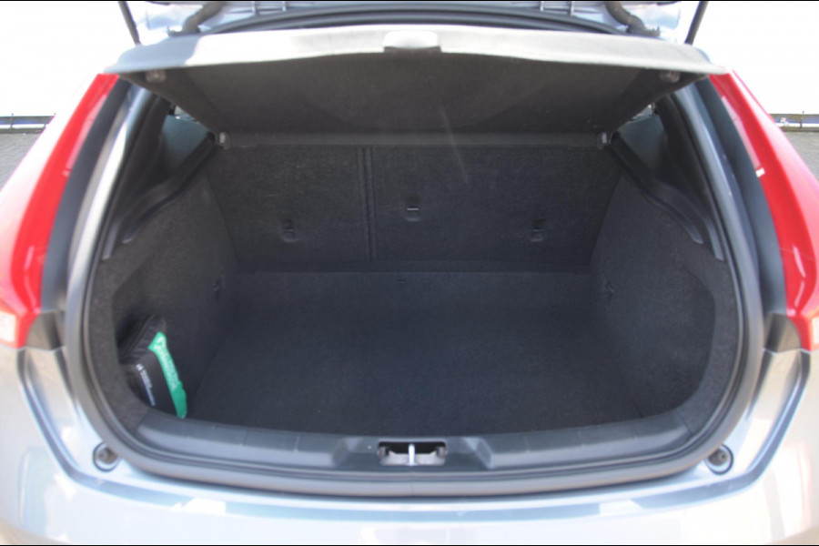 Volvo V40 T4 190PK Automaat Business Sport / Trekhaak / Leder met alcantara interieur / R-Design / Stoelverwarming / Bluetooth / Parkeersensoren / navigatie