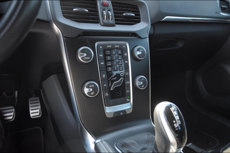 Volvo V40 T4 190PK Automaat Business Sport / Trekhaak / Leder met alcantara interieur / R-Design / Stoelverwarming / Bluetooth / Parkeersensoren / navigatie