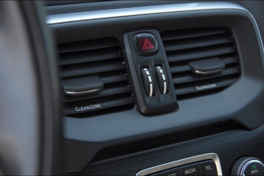 Volvo V40 T4 190PK Automaat Business Sport / Trekhaak / Leder met alcantara interieur / R-Design / Stoelverwarming / Bluetooth / Parkeersensoren / navigatie
