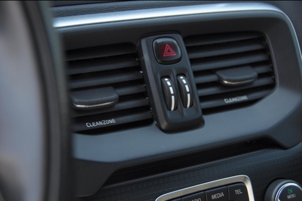Volvo V40 T4 190PK Automaat Business Sport / Trekhaak / Leder met alcantara interieur / R-Design / Stoelverwarming / Bluetooth / Parkeersensoren / navigatie
