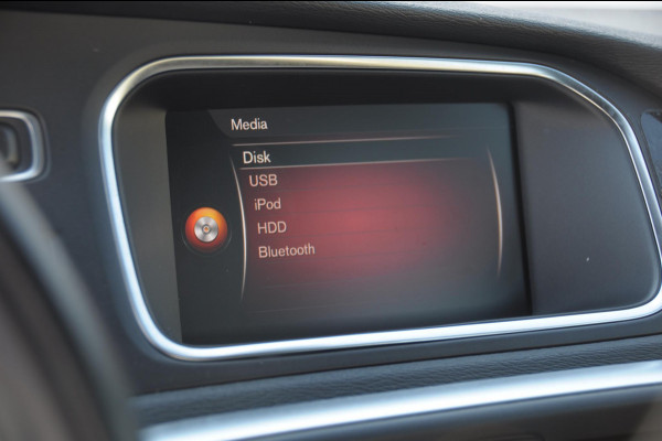 Volvo V40 T4 190PK Automaat Business Sport / Trekhaak / Leder met alcantara interieur / R-Design / Stoelverwarming / Bluetooth / Parkeersensoren / navigatie