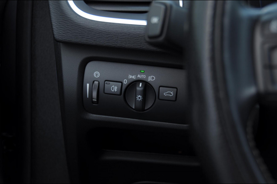Volvo V40 T4 190PK Automaat Business Sport / Trekhaak / Leder met alcantara interieur / R-Design / Stoelverwarming / Bluetooth / Parkeersensoren / navigatie