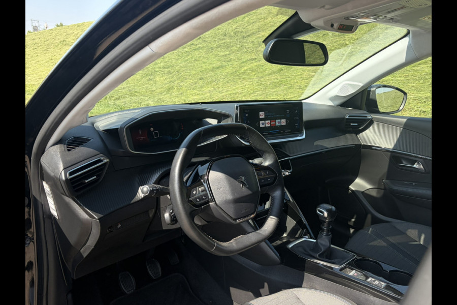 Peugeot 208 1.2 PureTech Allure !!! Verkocht !!! 1e Eigenaar | Dealeronderhouden & DB-Riem reeds vervangen | Apple Carplay/Android Auto | DAB + | NAVI | 3D Cockpit