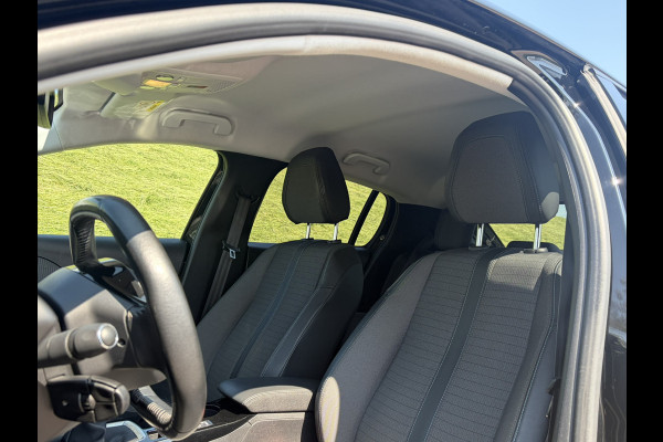 Peugeot 208 1.2 PureTech Allure !!! Verkocht !!! 1e Eigenaar | Dealeronderhouden & DB-Riem reeds vervangen | Apple Carplay/Android Auto | DAB + | NAVI | 3D Cockpit