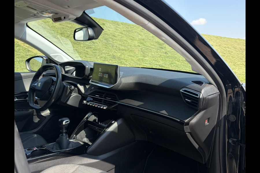 Peugeot 208 1.2 PureTech Allure !!! Verkocht !!! 1e Eigenaar | Dealeronderhouden & DB-Riem reeds vervangen | Apple Carplay/Android Auto | DAB + | NAVI | 3D Cockpit