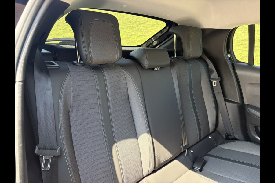 Peugeot 208 1.2 PureTech Allure !!! Verkocht !!! 1e Eigenaar | Dealeronderhouden & DB-Riem reeds vervangen | Apple Carplay/Android Auto | DAB + | NAVI | 3D Cockpit