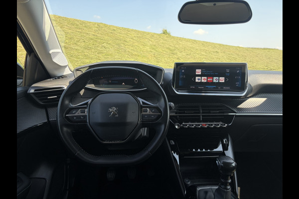 Peugeot 208 1.2 PureTech Allure !!! Verkocht !!! 1e Eigenaar | Dealeronderhouden & DB-Riem reeds vervangen | Apple Carplay/Android Auto | DAB + | NAVI | 3D Cockpit