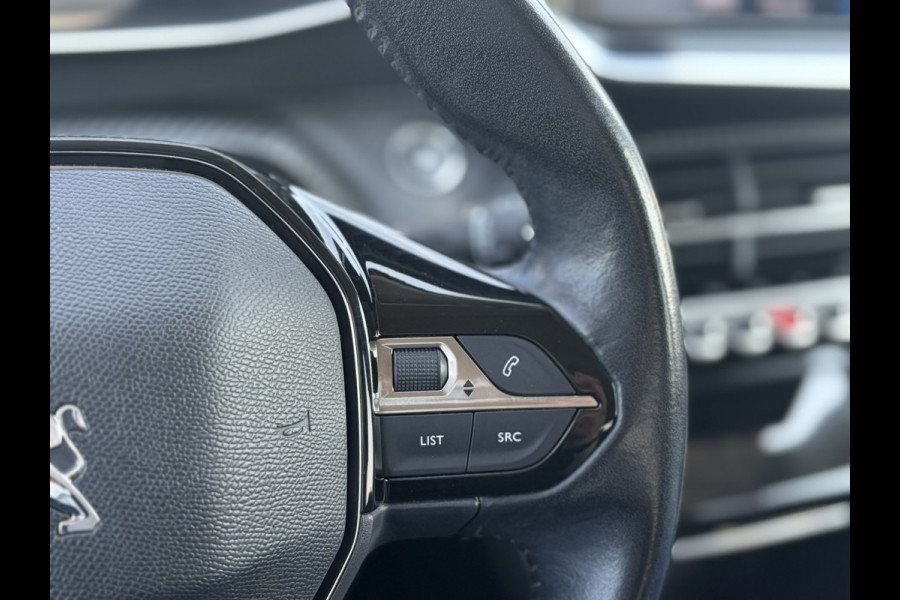 Peugeot 208 1.2 PureTech Allure !!! Verkocht !!! 1e Eigenaar | Dealeronderhouden & DB-Riem reeds vervangen | Apple Carplay/Android Auto | DAB + | NAVI | 3D Cockpit
