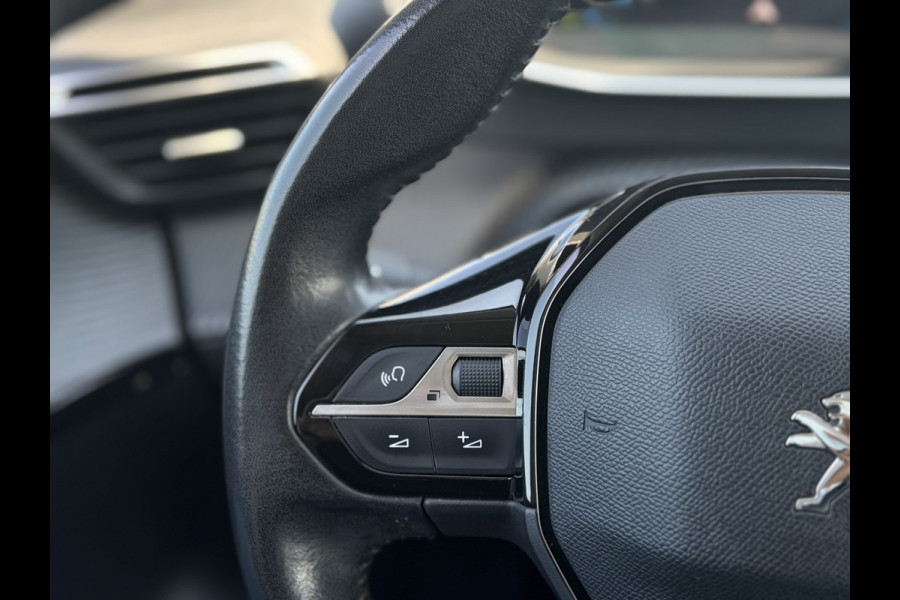 Peugeot 208 1.2 PureTech Allure !!! Verkocht !!! 1e Eigenaar | Dealeronderhouden & DB-Riem reeds vervangen | Apple Carplay/Android Auto | DAB + | NAVI | 3D Cockpit