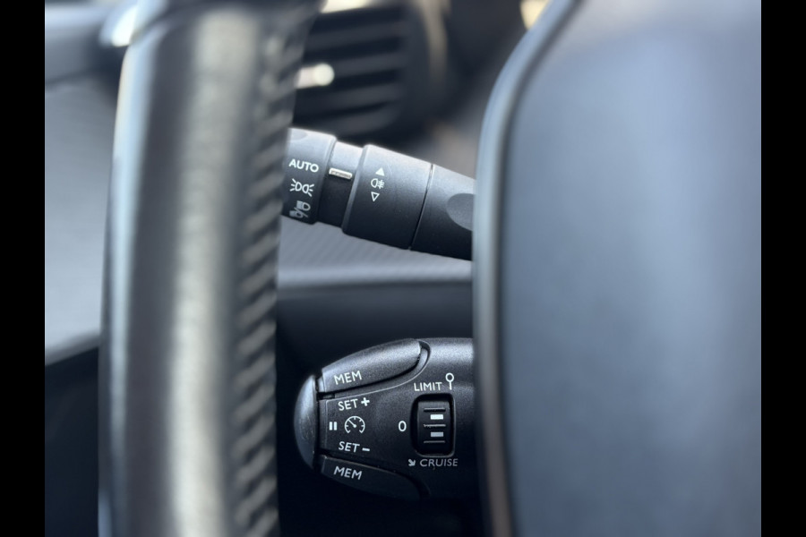 Peugeot 208 1.2 PureTech Allure !!! Verkocht !!! 1e Eigenaar | Dealeronderhouden & DB-Riem reeds vervangen | Apple Carplay/Android Auto | DAB + | NAVI | 3D Cockpit