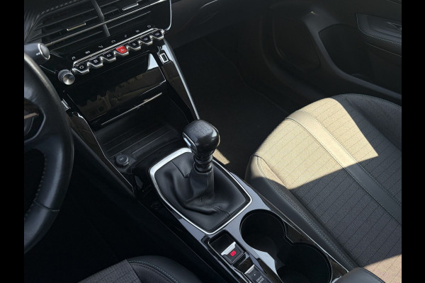 Peugeot 208 1.2 PureTech Allure !!! Verkocht !!! 1e Eigenaar | Dealeronderhouden & DB-Riem reeds vervangen | Apple Carplay/Android Auto | DAB + | NAVI | 3D Cockpit