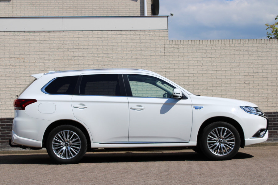 Mitsubishi Outlander 2.4 PHEV Intense+ | Trekhaak | Camera | Navigatie | Stoelverwarming