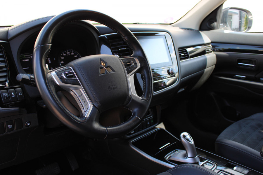 Mitsubishi Outlander 2.4 PHEV Intense+ | Trekhaak | Camera | Navigatie | Stoelverwarming
