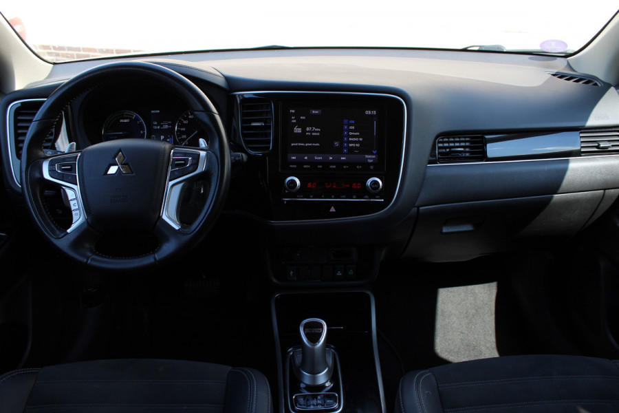 Mitsubishi Outlander 2.4 PHEV Intense+ | Trekhaak | Camera | Navigatie | Stoelverwarming