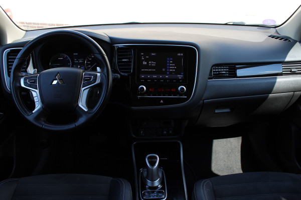 Mitsubishi Outlander 2.4 PHEV Intense+ | Trekhaak | Camera | Navigatie | Stoelverwarming
