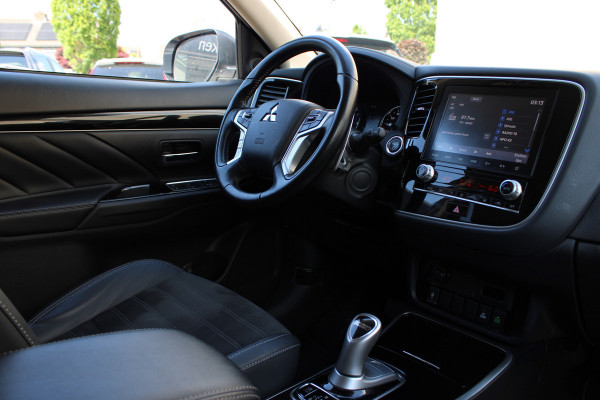 Mitsubishi Outlander 2.4 PHEV Intense+ | Trekhaak | Camera | Navigatie | Stoelverwarming