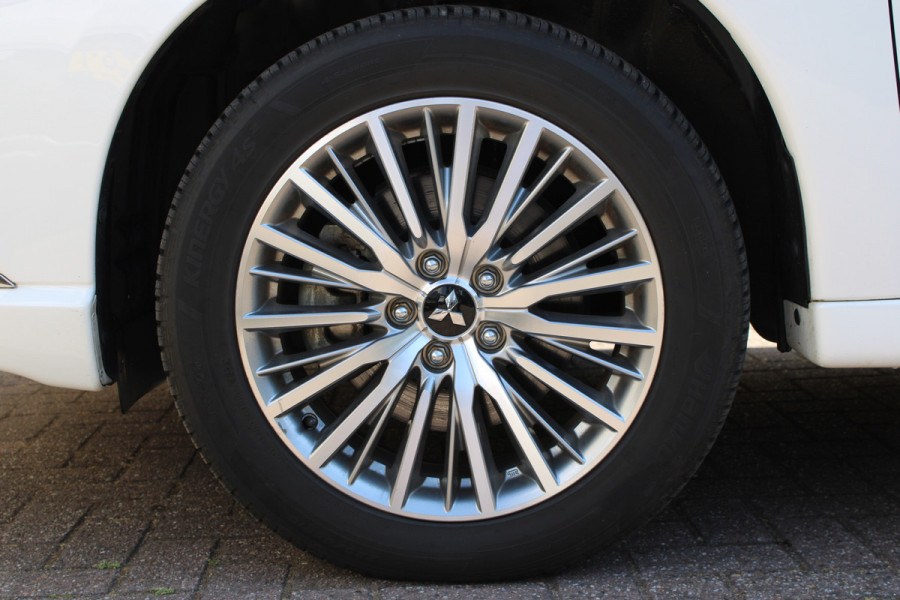 Mitsubishi Outlander 2.4 PHEV Intense+ | Trekhaak | Camera | Navigatie | Stoelverwarming