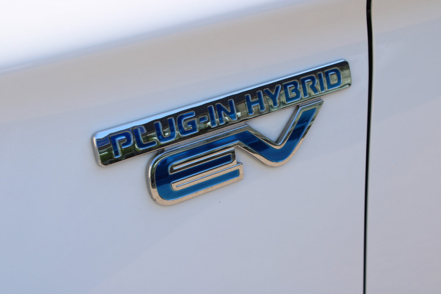 Mitsubishi Outlander 2.4 PHEV Intense+ | Trekhaak | Camera | Navigatie | Stoelverwarming