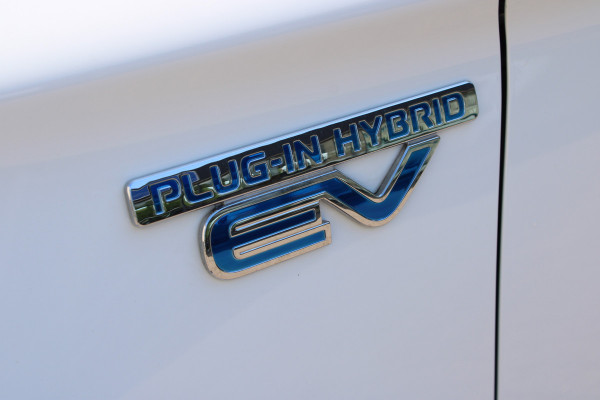 Mitsubishi Outlander 2.4 PHEV Intense+ | Trekhaak | Camera | Navigatie | Stoelverwarming
