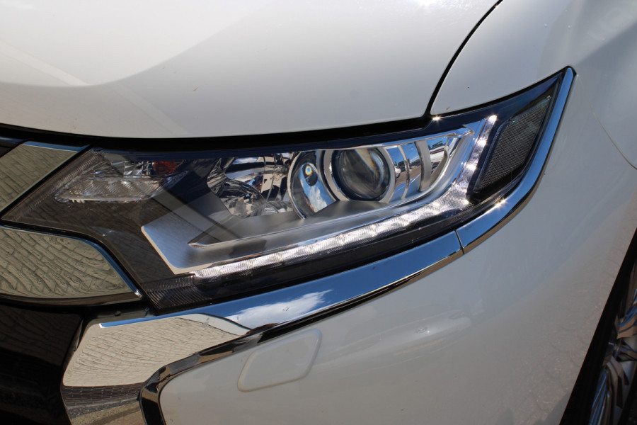 Mitsubishi Outlander 2.4 PHEV Intense+ | Trekhaak | Camera | Navigatie | Stoelverwarming