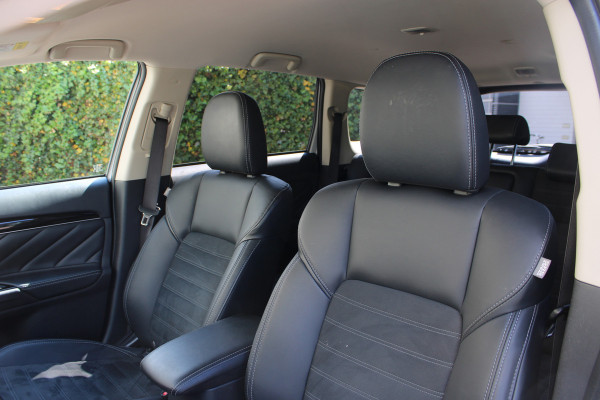 Mitsubishi Outlander 2.4 PHEV Intense+ | Trekhaak | Camera | Navigatie | Stoelverwarming
