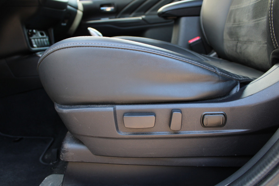 Mitsubishi Outlander 2.4 PHEV Intense+ | Trekhaak | Camera | Navigatie | Stoelverwarming