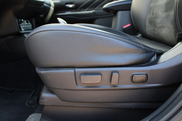 Mitsubishi Outlander 2.4 PHEV Intense+ | Trekhaak | Camera | Navigatie | Stoelverwarming