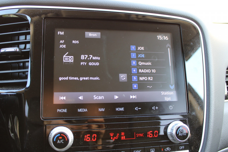 Mitsubishi Outlander 2.4 PHEV Intense+ | Trekhaak | Camera | Navigatie | Stoelverwarming