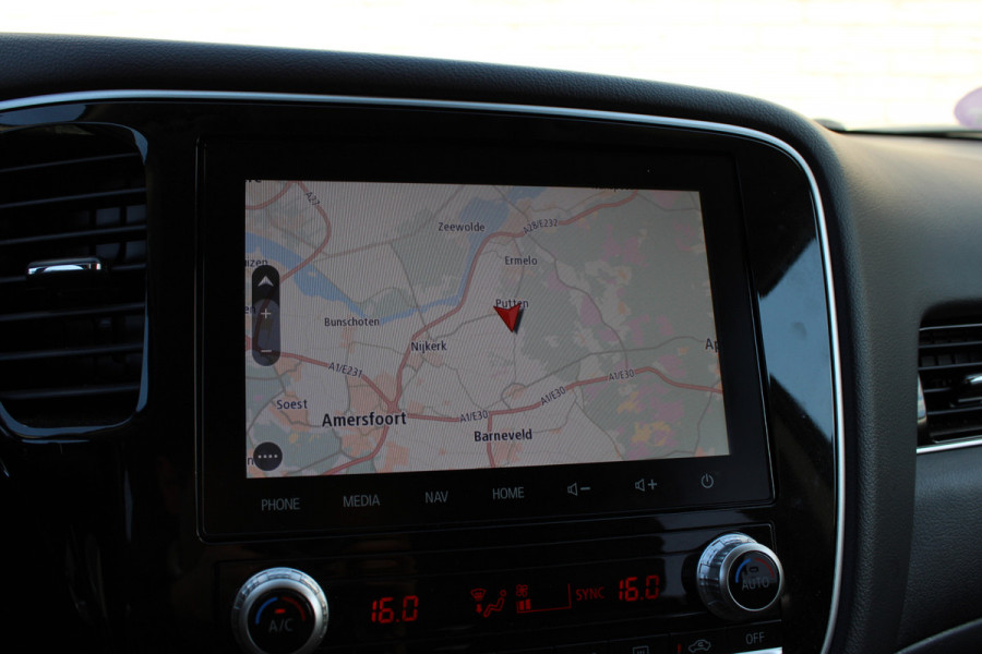 Mitsubishi Outlander 2.4 PHEV Intense+ | Trekhaak | Camera | Navigatie | Stoelverwarming