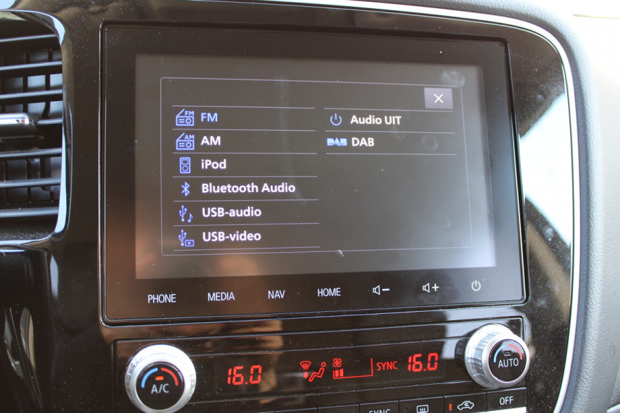Mitsubishi Outlander 2.4 PHEV Intense+ | Trekhaak | Camera | Navigatie | Stoelverwarming