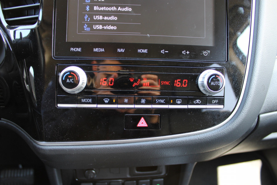 Mitsubishi Outlander 2.4 PHEV Intense+ | Trekhaak | Camera | Navigatie | Stoelverwarming