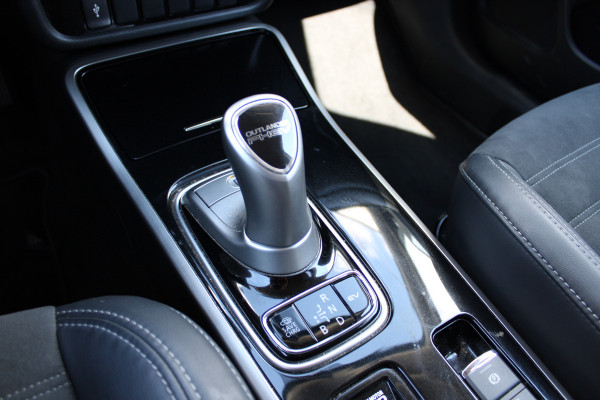 Mitsubishi Outlander 2.4 PHEV Intense+ | Trekhaak | Camera | Navigatie | Stoelverwarming