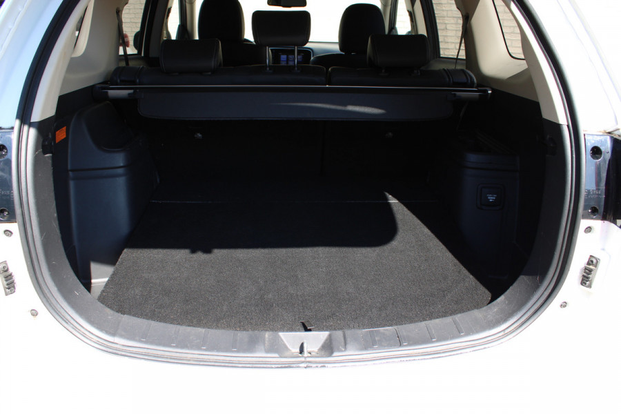 Mitsubishi Outlander 2.4 PHEV Intense+ | Trekhaak | Camera | Navigatie | Stoelverwarming