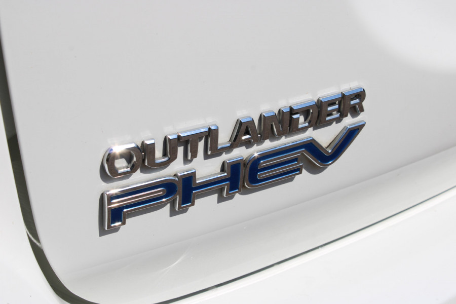 Mitsubishi Outlander 2.4 PHEV Intense+ | Trekhaak | Camera | Navigatie | Stoelverwarming