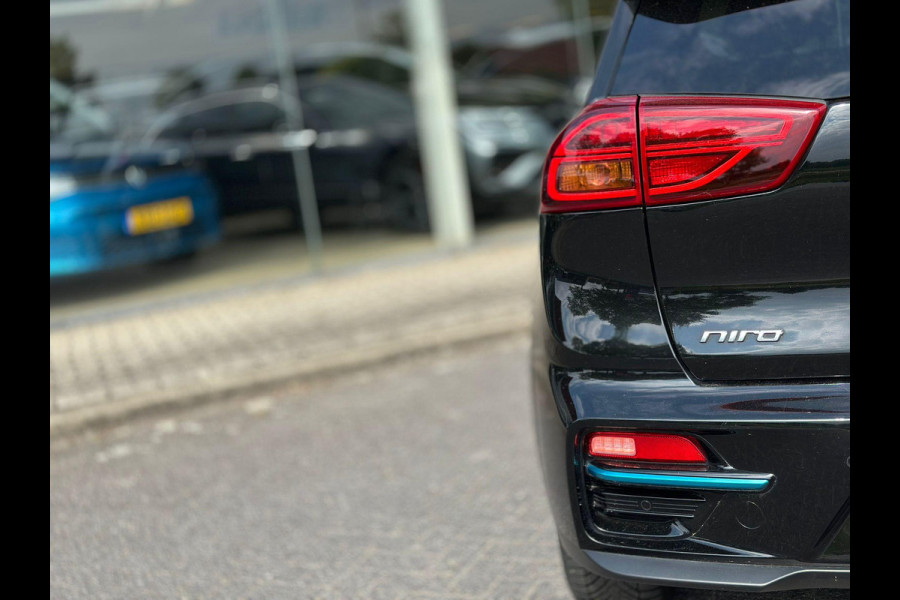Kia e-Niro ExecutiveLine SKY 64 kWh | SOH: 95,6% | Schuifdak | 3 Fase | Warmtepomp | Leder | Adaptive CC | Climate |