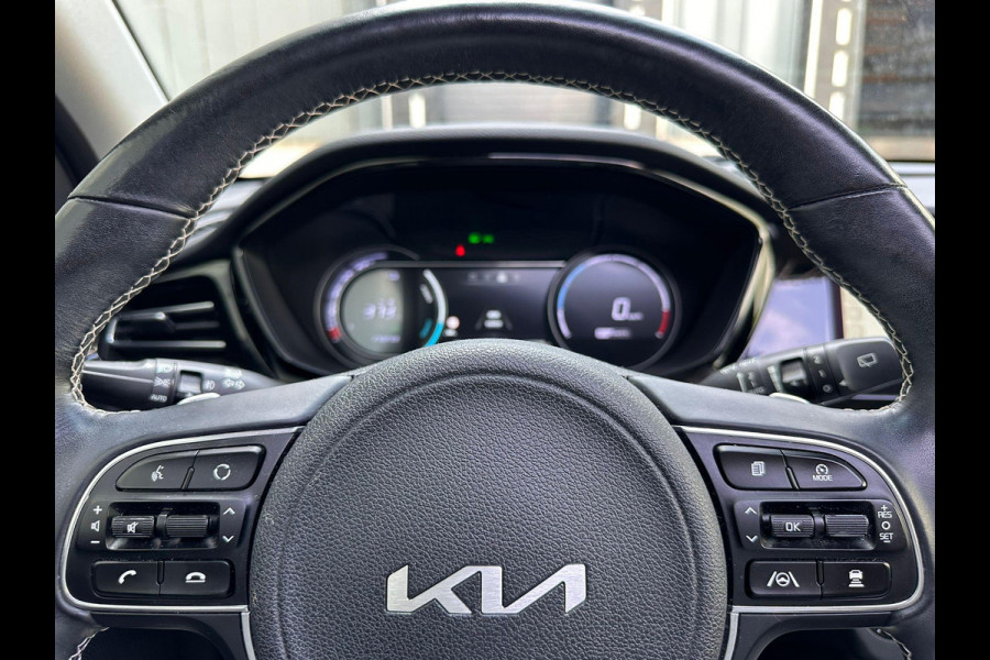 Kia e-Niro ExecutiveLine SKY 64 kWh | SOH: 95,6% | Schuifdak | 3 Fase | Warmtepomp | Leder | Adaptive CC | Climate |