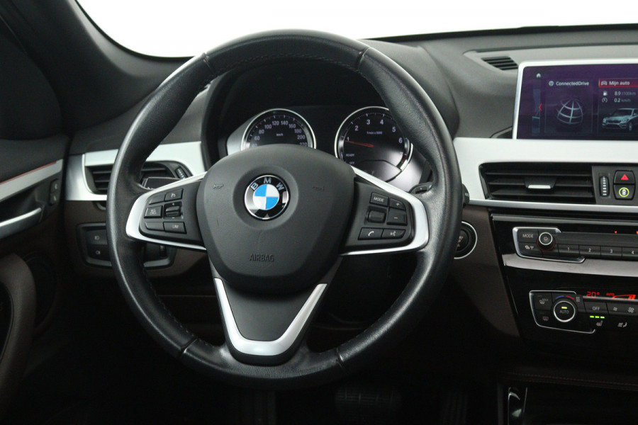 BMW X1 SDrive20i Orange Edition II (PANORAMADAK, STOELVERWARMING, CRUISE CONTROL, HUD-DISPLAY, DEALER ONDERHOUDEN)