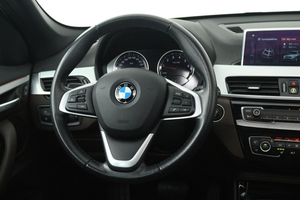 BMW X1 SDrive20i Orange Edition II (PANORAMADAK, STOELVERWARMING, CRUISE CONTROL, HUD-DISPLAY, DEALER ONDERHOUDEN)