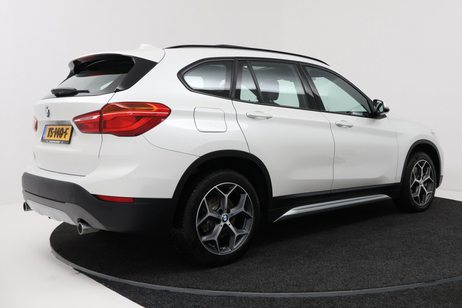BMW X1 SDrive20i Orange Edition II (PANORAMADAK, STOELVERWARMING, CRUISE CONTROL, HUD-DISPLAY, DEALER ONDERHOUDEN)