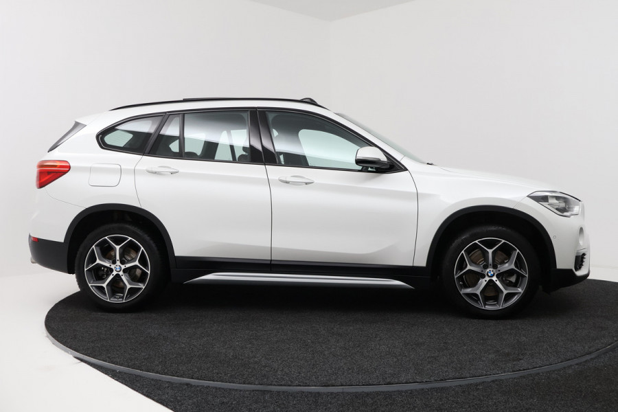 BMW X1 SDrive20i Orange Edition II (PANORAMADAK, STOELVERWARMING, CRUISE CONTROL, HUD-DISPLAY, DEALER ONDERHOUDEN)
