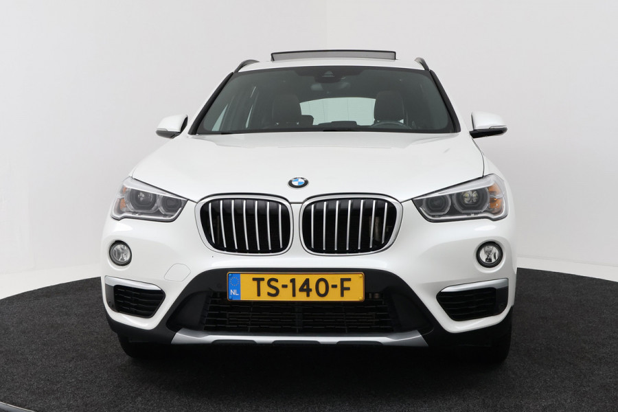 BMW X1 SDrive20i Orange Edition II (PANORAMADAK, STOELVERWARMING, CRUISE CONTROL, HUD-DISPLAY, DEALER ONDERHOUDEN)
