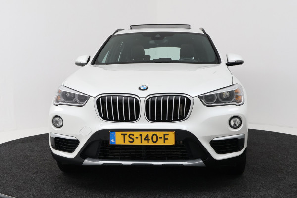BMW X1 SDrive20i Orange Edition II (PANORAMADAK, STOELVERWARMING, CRUISE CONTROL, HUD-DISPLAY, DEALER ONDERHOUDEN)