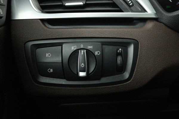 BMW X1 SDrive20i Orange Edition II (PANORAMADAK, STOELVERWARMING, CRUISE CONTROL, HUD-DISPLAY, DEALER ONDERHOUDEN)