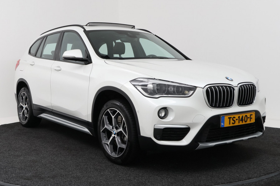 BMW X1 SDrive20i Orange Edition II (PANORAMADAK, STOELVERWARMING, CRUISE CONTROL, HUD-DISPLAY, DEALER ONDERHOUDEN)
