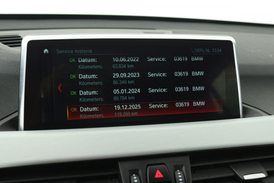 BMW X1 SDrive20i Orange Edition II (PANORAMADAK, STOELVERWARMING, CRUISE CONTROL, HUD-DISPLAY, DEALER ONDERHOUDEN)