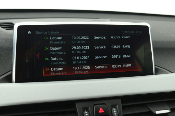BMW X1 SDrive20i Orange Edition II (PANORAMADAK, STOELVERWARMING, CRUISE CONTROL, HUD-DISPLAY, DEALER ONDERHOUDEN)