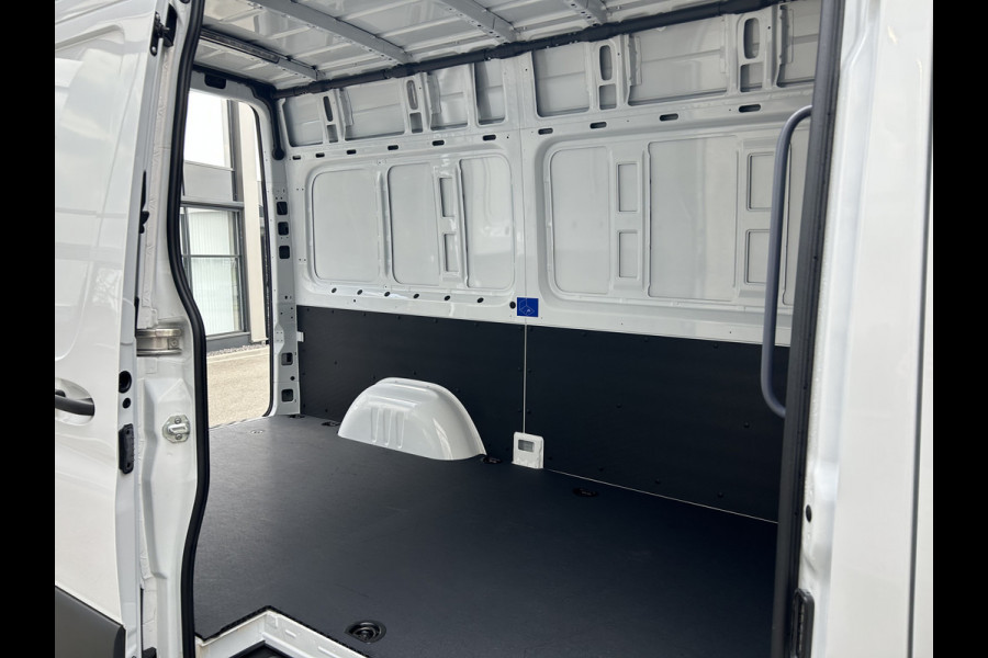 Mercedes-Benz eSprinter 320 L2 H2 Pro 81kWh / Snel laden 115Kw / Trekhaak / MBUX / Navigatie / Camera / Cruise control / Airco / 270 Graden achterdeuren