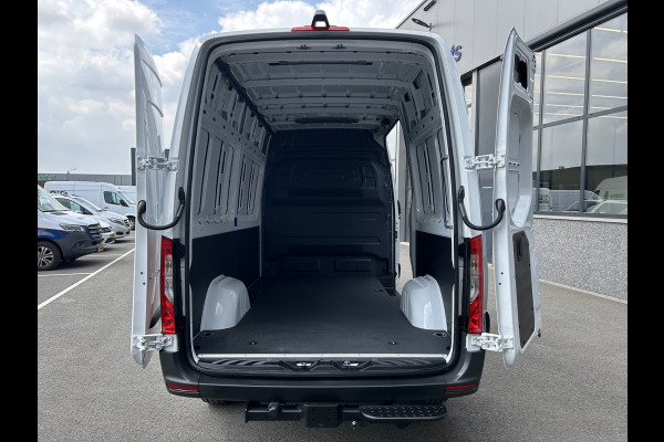 Mercedes-Benz eSprinter 320 L2 H2 Pro 81kWh / Snel laden 115Kw / Trekhaak / MBUX / Navigatie / Camera / Cruise control / Airco / 270 Graden achterdeuren