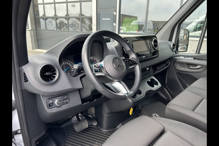 Mercedes-Benz eSprinter 320 L2 H2 Pro 81kWh / Snel laden 115Kw / Trekhaak / MBUX / Navigatie / Camera / Cruise control / Airco / 270 Graden achterdeuren
