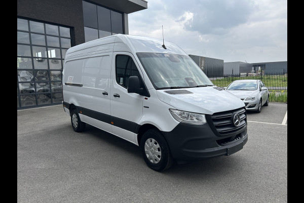 Mercedes-Benz eSprinter 320 L2 H2 Pro 81kWh / Snel laden 115Kw / Trekhaak / MBUX / Navigatie / Camera / Cruise control / Airco / 270 Graden achterdeuren